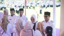 Suasana Idul Fitri, Momen bersalaman Bupati Boltara, Ketua TP-PKK, Wakil Bupati Boltara, Sekda dengan seluruh ASN di Lingkungan Pemkab Boltara di Apel Kerja Perdana