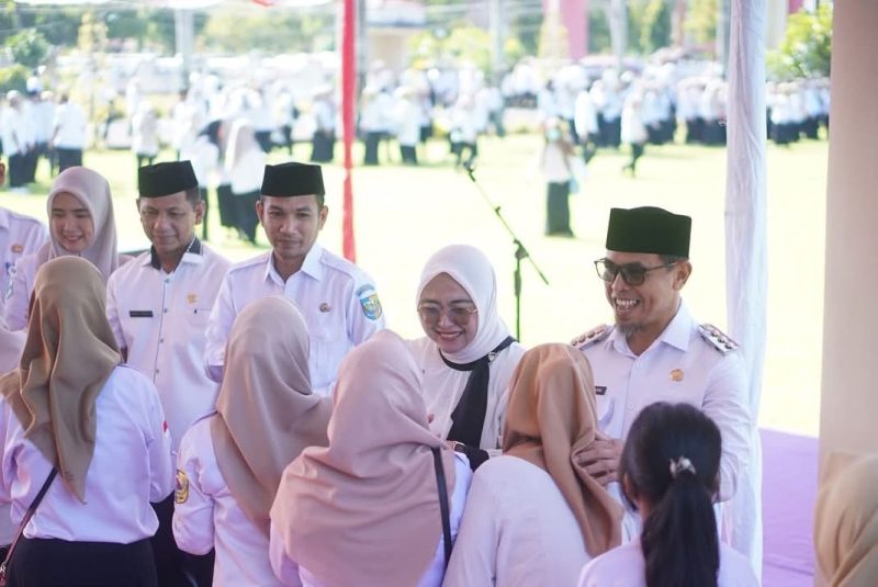 Suasana Idul Fitri, Momen bersalaman Bupati Boltara, Ketua TP-PKK, Wakil Bupati Boltara, Sekda dengan seluruh ASN di Lingkungan Pemkab Boltara di Apel Kerja Perdana