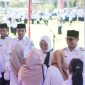 Suasana Idul Fitri, Momen bersalaman Bupati Boltara, Ketua TP-PKK, Wakil Bupati Boltara, Sekda dengan seluruh ASN di Lingkungan Pemkab Boltara di Apel Kerja Perdana