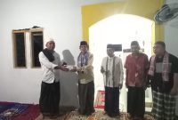 Penyerahan Wakaf Al-Qur'an Oleh Tim VII Safari Ramadhan, Masruru Salele kepada Imam Masjid As-Salam Panenteng