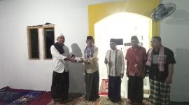 Penyerahan Wakaf Al-Qur'an Oleh Tim VII Safari Ramadhan, Masruru Salele kepada Imam Masjid As-Salam Panenteng