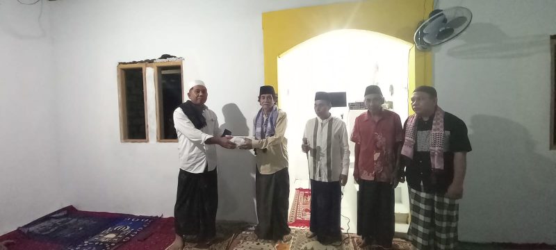 Penyerahan Wakaf Al-Qur'an Oleh Tim VII Safari Ramadhan, Masruru Salele kepada Imam Masjid As-Salam Panenteng