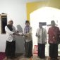 Penyerahan Wakaf Al-Qur'an Oleh Tim VII Safari Ramadhan, Masruru Salele kepada Imam Masjid As-Salam Panenteng