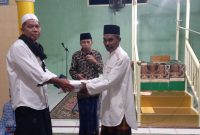 Penyerahan Wakaf Al-Qur'an Oleh Anggota Tim VII H. Masruru Salele kepada Imam Masjid As-Syukur Likuang