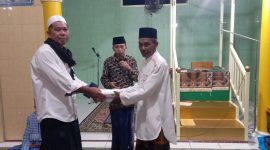 Penyerahan Wakaf Al-Qur'an Oleh Anggota Tim VII H. Masruru Salele kepada Imam Masjid As-Syukur Likuang