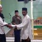 Penyerahan Wakaf Al-Qur'an Oleh Anggota Tim VII H. Masruru Salele kepada Imam Masjid As-Syukur Likuang