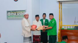 Ketua GP Ansor Boltara, Agung Aditya Saenong menyerahkan Al-Quran di Momen safari ramadhan dan diterima langsung oleh Imam Masjid Al-Ikhsan Desa Binjeita