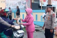 Kapolres Sangihe AKBP Abdul Kholik di Dampingi Ketua Bayangkari Sangihe Ny. Adellia Kholik Membagikan Takjil Kepada Pengendara Roda dua dan Roda Empat