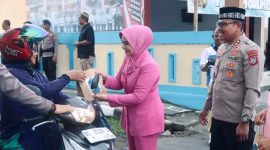 Kapolres Sangihe AKBP Abdul Kholik di Dampingi Ketua Bayangkari Sangihe Ny. Adellia Kholik Membagikan Takjil Kepada Pengendara Roda dua dan Roda Empat