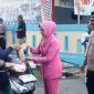 Kapolres Sangihe AKBP Abdul Kholik di Dampingi Ketua Bayangkari Sangihe Ny. Adellia Kholik Membagikan Takjil Kepada Pengendara Roda dua dan Roda Empat