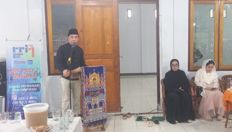 Bupati Kabupaten Kepuluan Sangihe Michael Thungari Memberikan Sambutan di Acara Buka Puasa Bersama KKIG DPC Sangihe.