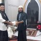 Anggota Tim VII Masruru Salele Menyerahkan Wakaf Al-Qur'an kepada Sekretaris Mushollah Cokro Aminoto Petta Balane