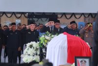 Bupati Kabupaten Kepualaun Sangihe Michael Thungari Memberikan Penghormatan Terakhir Kepada Jenazah Mendiang Drs. H.R. Makagansa