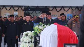 Bupati Kabupaten Kepualaun Sangihe Michael Thungari Memberikan Penghormatan Terakhir Kepada Jenazah Mendiang Drs. H.R. Makagansa