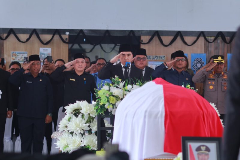 Bupati Kabupaten Kepualaun Sangihe Michael Thungari Memberikan Penghormatan Terakhir Kepada Jenazah Mendiang Drs. H.R. Makagansa