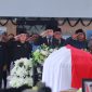 Bupati Kabupaten Kepualaun Sangihe Michael Thungari Memberikan Penghormatan Terakhir Kepada Jenazah Mendiang Drs. H.R. Makagansa