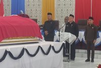 Ketua DPRD Kabupaten Kepulauan Sangihe Ferdy Sondakh Memberikan Penghormatan Terakhir Kepada Jenazah Mendiang H.R. Makagansa