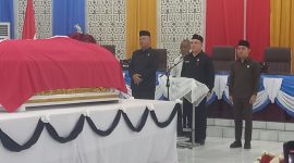 Ketua DPRD Kabupaten Kepulauan Sangihe Ferdy Sondakh Memberikan Penghormatan Terakhir Kepada Jenazah Mendiang H.R. Makagansa