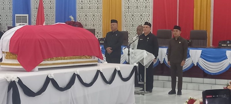 Ketua DPRD Kabupaten Kepulauan Sangihe Ferdy Sondakh Memberikan Penghormatan Terakhir Kepada Jenazah Mendiang H.R. Makagansa