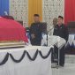 Ketua DPRD Kabupaten Kepulauan Sangihe Ferdy Sondakh Memberikan Penghormatan Terakhir Kepada Jenazah Mendiang H.R. Makagansa
