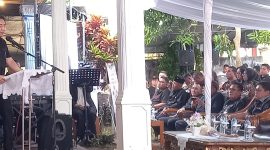 Bupati Kabupaten Kepulauan Sangihe, Michael Thungari Memberikan Sambutan Dukacita ynag mendalam di ibadah pemakaman Mendiang Drs. Hironimus Rompas Makagansa