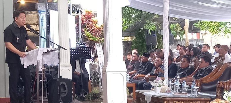 Bupati Kabupaten Kepulauan Sangihe, Michael Thungari Memberikan Sambutan Dukacita ynag mendalam di ibadah pemakaman Mendiang Drs. Hironimus Rompas Makagansa