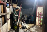 Nampak Polsek dan Koramil Tabukan Utara berada di kediaman salah satu korban bencana tanah longsor di dusun balane, kampung petta
