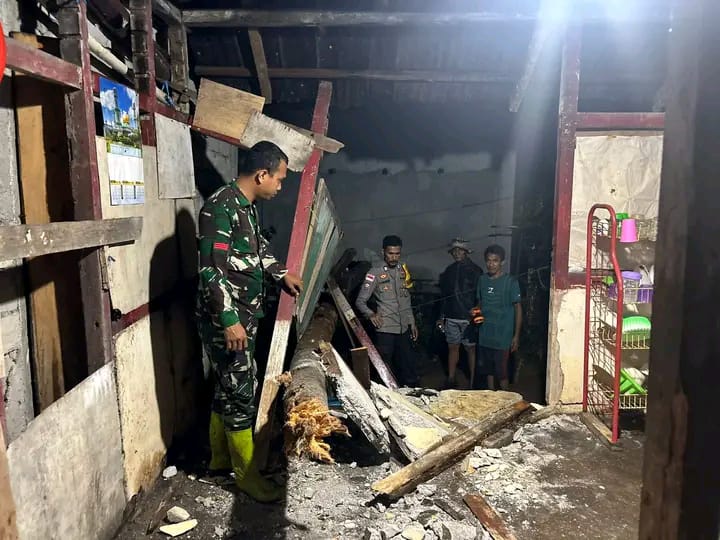 Nampak Polsek dan Koramil Tabukan Utara berada di kediaman salah satu korban bencana tanah longsor di dusun balane, kampung petta