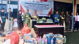 Kapolres Sangihe Bersama Pemerintah Kabupaten Kepulauan Sangihe, Dandim Tahuna dan Forkopimda di prosesi pemusnahan ribuan barang bukti miras dan obat terlarang