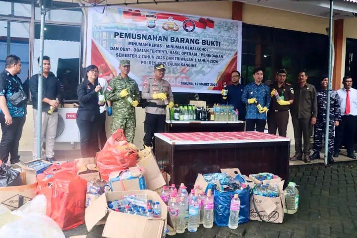 Kapolres Sangihe Bersama Pemerintah Kabupaten Kepulauan Sangihe, Dandim Tahuna dan Forkopimda di prosesi pemusnahan ribuan barang bukti miras dan obat terlarang