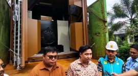 Bupati Kabupaten Kepulauan Sangihe Michael Thungari di dampingi Wakil Bupati Tendris Bulahari diwawancarai sejumlah awak media Ketika Menjemput Mesin pembangkit listrik 4.000 KW 