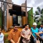 Bupati Kabupaten Kepulauan Sangihe Michael Thungari di dampingi Wakil Bupati Tendris Bulahari diwawancarai sejumlah awak media Ketika Menjemput Mesin pembangkit listrik 4.000 KW 
