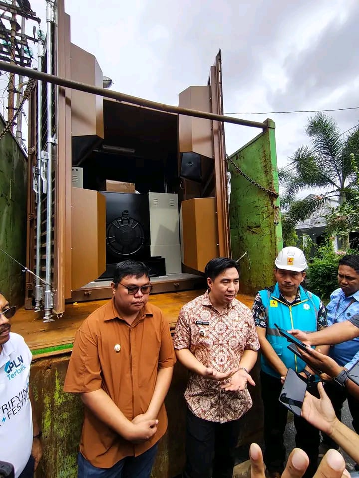 Bupati Kabupaten Kepulauan Sangihe Michael Thungari di dampingi Wakil Bupati Tendris Bulahari diwawancarai sejumlah awak media Ketika Menjemput Mesin pembangkit listrik 4.000 KW 