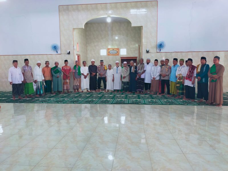 Kapolres Sangihe AKBP Abdul Kholik Bersama Jama'ah Masjid Imaduddin Bahu