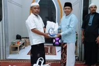 Ketua Syarikat Islam Kabupaten Kepulauan Sangihe, yang Juga merupakan Anggota DPRD Sangihe, Jais Salele Menyerahkan Secara Simbolis Bantuan Sosial Beras 5.Kg kepada Jama'ah Mushollah Cokro Aminto.