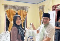Anggota DPRD Kabupaten Kepulauan Sangihe dari Fraksi Partai Persatuan Indonesia (Perindo), Jais Salele, menyalurkan bantuan beras kepada masyarakat yang membutuhkan. 