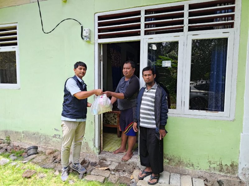 Manajer ULP Petta Henry Nugroho Menyerahkan Bantuan Paket Sembako Kepada Ismael Marzuki Pansariang