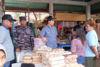 Komandan Pangkalan TNI Angkatan Laut Tahuna Kolonel Laut (P) Hadi Subandi Mendampingi Bupati Kabupaten Kepulauan Sangihe, Michael Thungari dalam kegiatan Sidak Pasar Petta