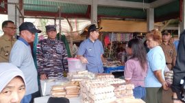 Komandan Pangkalan TNI Angkatan Laut Tahuna Kolonel Laut (P) Hadi Subandi Mendampingi Bupati Kabupaten Kepulauan Sangihe, Michael Thungari dalam kegiatan Sidak Pasar Petta