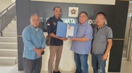 Calon Ketua PWI Sulut, Satrin Lasama menyerahkan berkas pendaftaran yang diterima oleh Panitia Konferda PWI Sulut. 