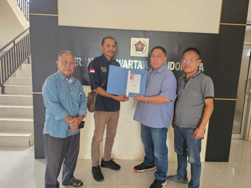Calon Ketua PWI Sulut, Satrin Lasama menyerahkan berkas pendaftaran yang diterima oleh Panitia Konferda PWI Sulut. 