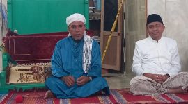 Anggota Komisi II DPRD kabupaten Kepulauan Sangihe, Jais Salele bersama Ahmad Bakari selaku Khotib pada sholat Idul Fitri 1447 H