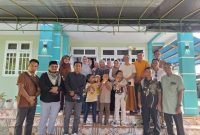 Kepsek Min 2 Kepulauan Sangihe Ismail Kantiandago serta guru-guru melakukan foto bersama dengan Kakan Kemenang Drs. KH. Kusnadi