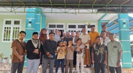 Kepsek Min 2 Kepulauan Sangihe Ismail Kantiandago serta guru-guru melakukan foto bersama dengan Kakan Kemenang Drs. KH. Kusnadi