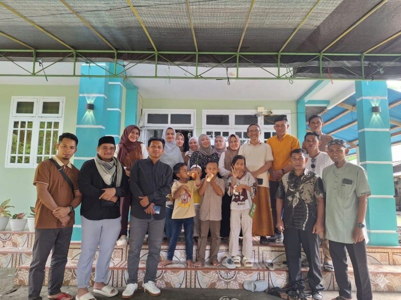 Kepsek Min 2 Kepulauan Sangihe Ismail Kantiandago serta guru-guru melakukan foto bersama dengan Kakan Kemenang Drs. KH. Kusnadi