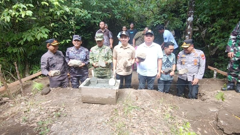 Bupati Michael Thungari di dampingi Wakil Bupati Tendris Bulahari Melakukan Peletakan Batu Pertama Jembatan Perintis Garuda