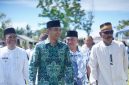 Wakil Bupati Boltara, Moh. Aditya Pontoh didampingi oleh Camat Bintauna dan Assisten Setda saat melakukan peninjauan stand stand halal bihalal di lapangan ini masa Bintauna