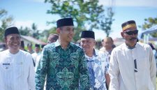 Wakil Bupati Boltara, Moh. Aditya Pontoh didampingi oleh Camat Bintauna dan Assisten Setda saat melakukan peninjauan stand stand halal bihalal di lapangan ini masa Bintauna