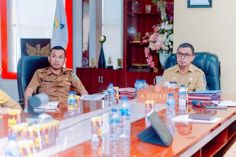 Bupati Boltara, Dr. Sirajudin Lasena dan Wakil Bupati Boltara, Moh. Aditya Pontoh saat mengikuti secara virtual Rakor pengendalian inflasi daerah