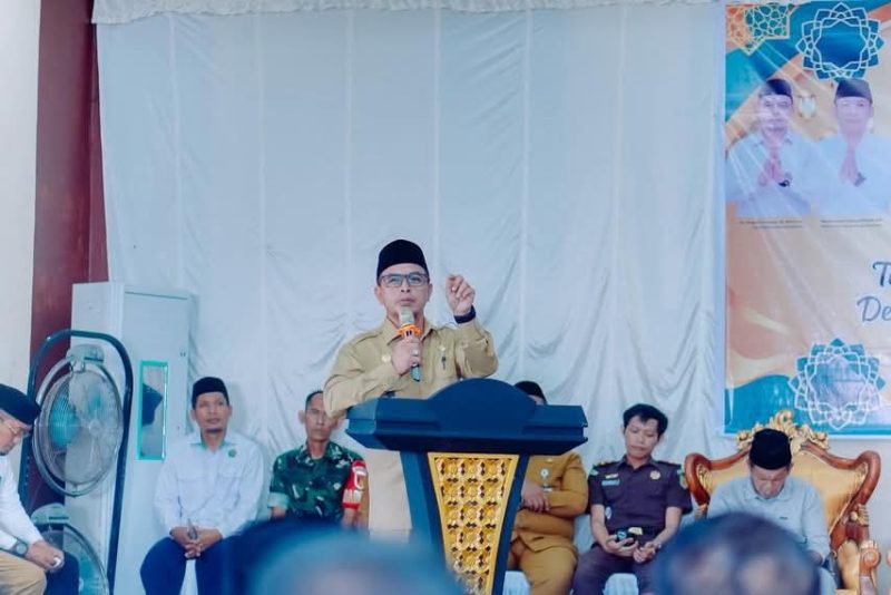 Bupati Boltara, Dr. Sirajudin Lasena saat memberikan sambutan pemerintah pada pelaksanaan Halal Bi Halal si Kantor Camat Kaidipang